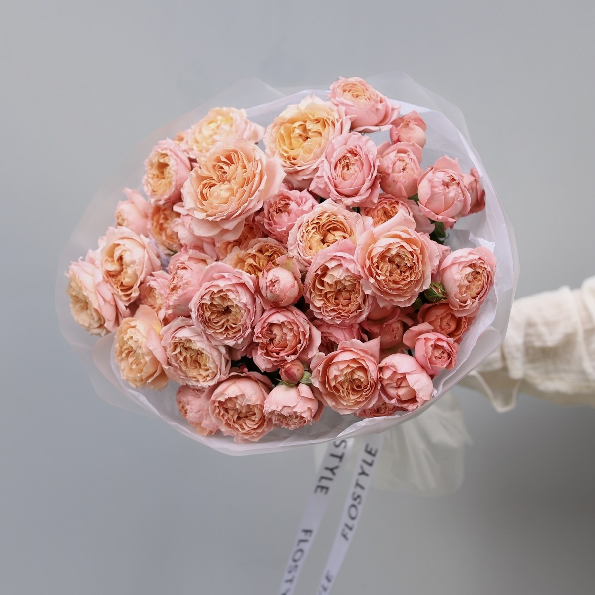 roza dzhuletta piony buket 9